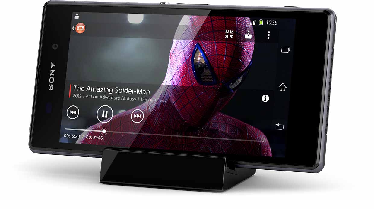 The magnetic connection between the Magnetic Charging Dock 31 and Sony´s Xperia Z1 Android smartphone makes charging real easy.